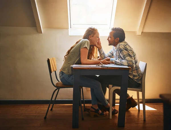 Jsi moje šťastné místo. Shot of a young couple spend time together at a cafe. — Stock fotografie