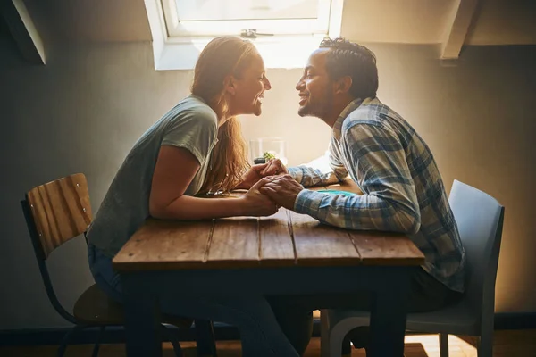 ¿Me prestas un beso? Te lo devolveré. Fotografía de una joven pareja pasando tiempo juntos en un café. — Foto de Stock