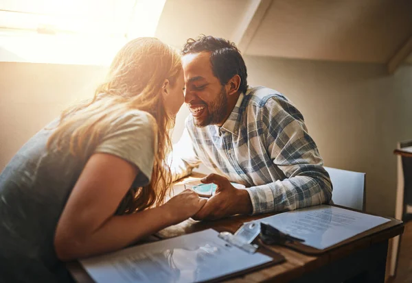 Děláš mě šťastnou tak, jak to nikdo nedokáže. Shot of a young couple spend time together at a cafe. — Stock fotografie