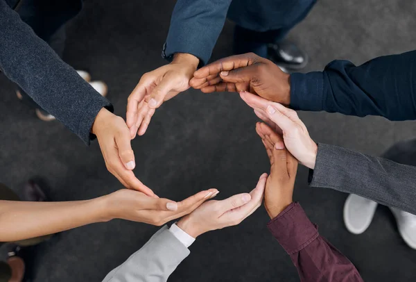 Eine Darstellung der Einheit. Aufnahme einer Gruppe von Geschäftsleuten, deren Hände sich zu einem Kreis zusammenschließen. — Stockfoto