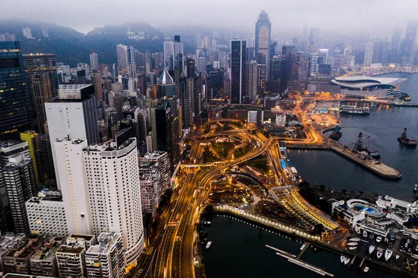 お前はこの街に恋をするだろう。高層ビル、オフィス街や香港の都市の都市の他の商業ビルの空中ショット. — ストック写真