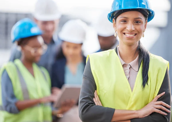 Vrouwen die eigenaar zijn van de bouw. Schot van een jonge vrouw die op een bouwplaats werkt.. — Stockfoto