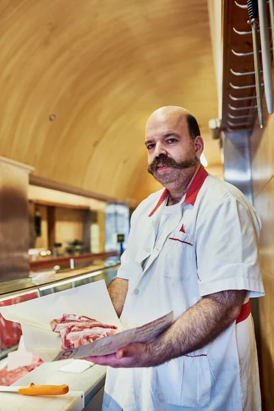 Ik zit in de business om je kwaliteit te geven. Schot van een slager in zijn winkel.. — Stockfoto