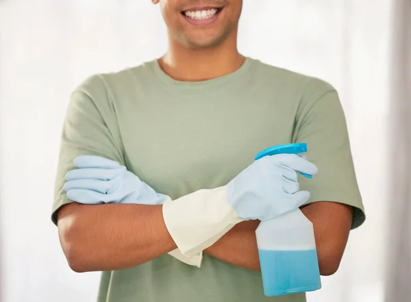 De onbetwiste meester van het schoonmaken. Schot van een man met een spuitfles wasmiddel.. — Stockfoto