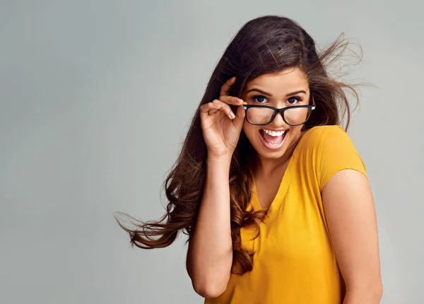 Hallo daar. Studio portret van een aantrekkelijke jonge vrouw poseren tegen een grijze achtergrond. — Stockfoto