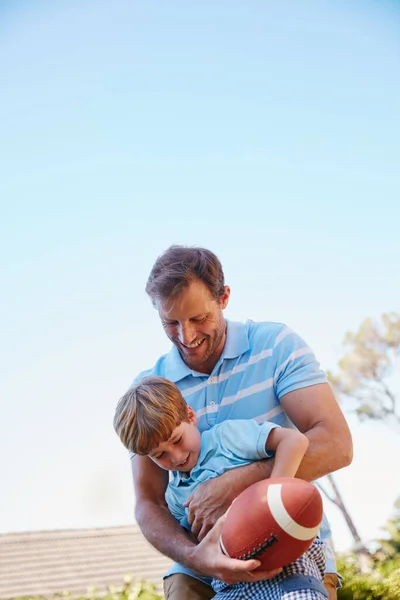Divirtiéndose con su padre. Recorte de un padre y un hijo disfrutando de un día al aire libre juntos. —  Fotos de Stock