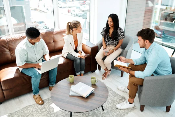 Costruire uno sopra l'altro idee. Foto di un gruppo di uomini d'affari che discutono in un ufficio. — Foto Stock