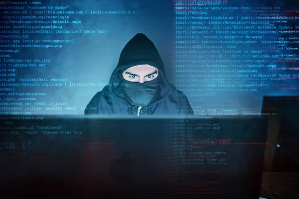 Żaden system nie jest przed nim bezpieczny. Strzał młodego hakera używającego komputera późno w nocy. — Zdjęcie stockowe