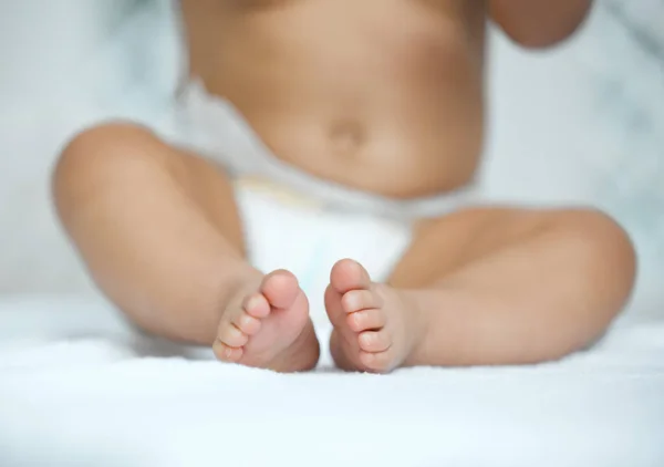 Små och söta bebisfötter. Närbild bild av en bedårande babys fötter. — Stockfoto