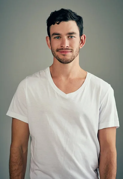 Casualmente guapo. Estudio de un joven casual posando sobre un fondo gris. —  Fotos de Stock