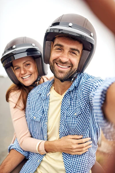 Des moments comme ceux-ci valent la peine d'être capturés. Plan recadré d'un couple affectueux prenant selfies à l'extérieur. — Photo