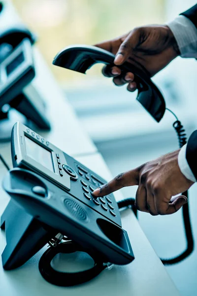 Llegar a nuevos clientes. Primer plano del hombre de negocios irreconocible usando un teléfono en una oficina. —  Fotos de Stock