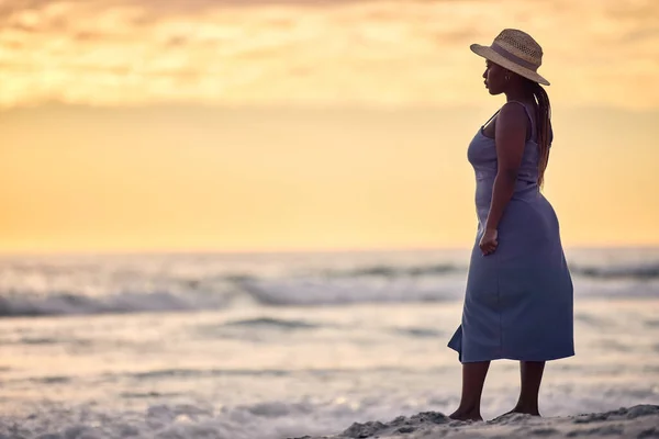 私は目を閉じて家に帰ることができた...夕日のビーチを歩いている認識できない女性のショット. — ストック写真