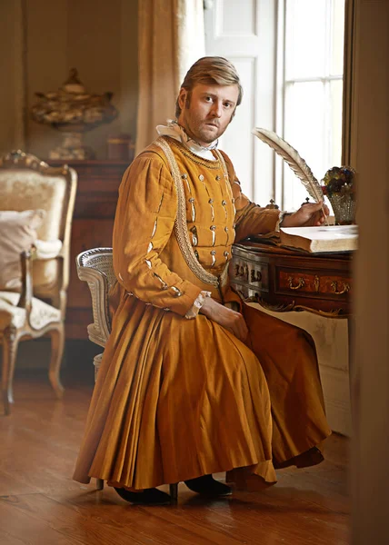 Tengo una correspondencia urgente para el rey. Disparo de un hombre aristocrático en su mesa de escritura. —  Fotos de Stock