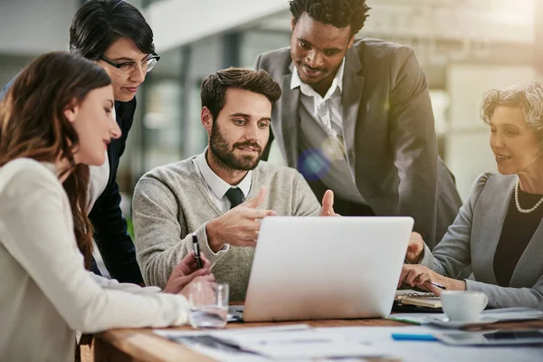 Teamarbeit birgt die Fähigkeit zur Produktivitätssteigerung. Schnappschuss einer Gruppe von Geschäftsleuten beim gemeinsamen Brainstorming in einem Büro. — Stockfoto