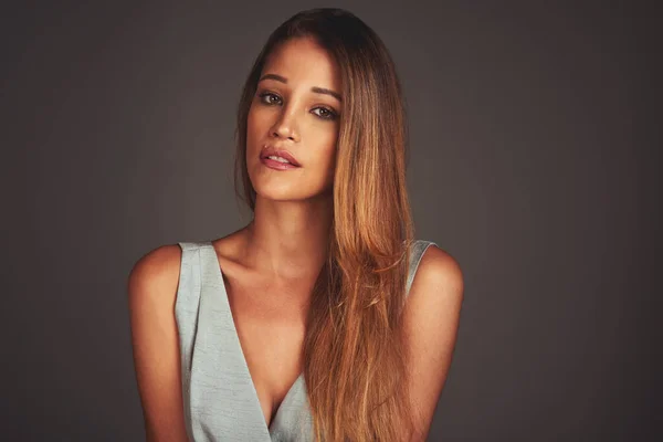 De belichaming van elegantie. Studio shot van een aantrekkelijke en elegante jonge vrouw. — Stockfoto