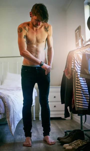 Levando jeans skinny para o próximo nível. Tiro de um jovem bonito se vestindo em seu banheiro. — Fotografia de Stock