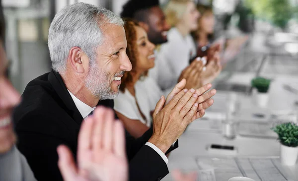 A reunião correu bem. Tiro recortado de um grupo de empresários aplaudindo uma apresentação de negócios. — Fotografia de Stock