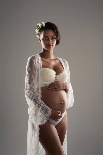 Il suo legame con il bambino e 'gia' indistruttibile. Studio girato di una bella giovane donna incinta in posa su uno sfondo grigio. — Foto Stock