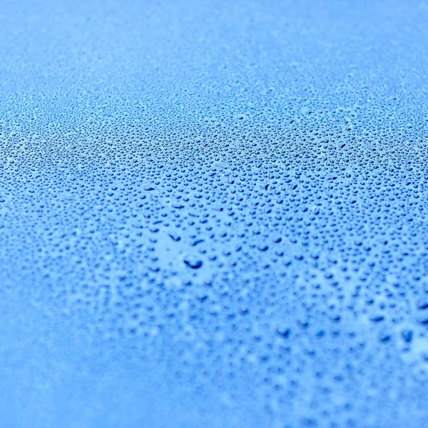 Aquabstracties. Waterdruppels op een glad oppervlak. — Stockfoto