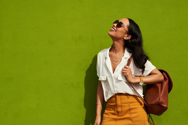 Rimanere alla moda è importante per me. Ritagliato colpo di una giovane donna attraente che indossa occhiali da sole mentre in piedi da solo su uno sfondo verde in città. — Foto Stock