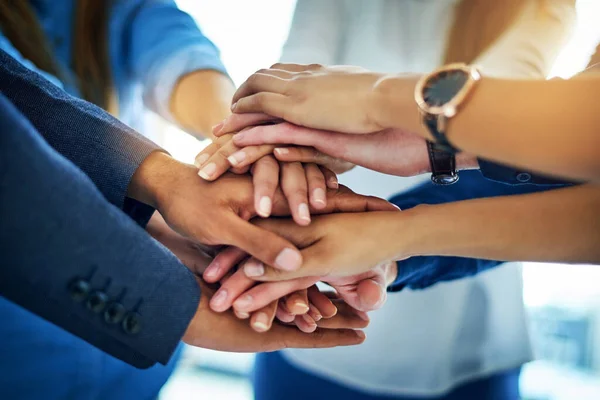 Como un equipo bien ir lejos. Recorte de un grupo de empresarios irreconocibles uniendo sus manos en unidad. —  Fotos de Stock