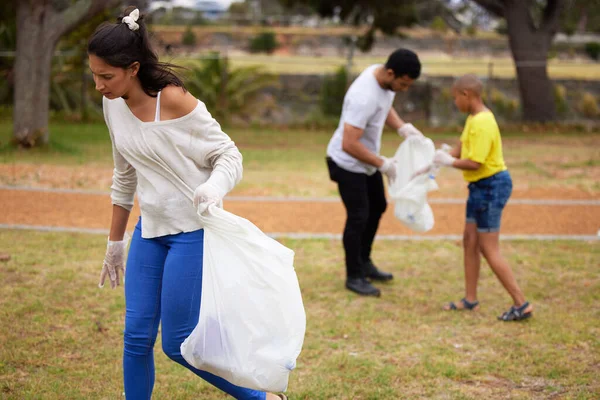 大きな力を持つことは大きな責任です。公園でゴミを拾う人々のグループのショット. — ストック写真