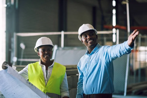 La manière sûre est la manière intelligente. Prise de vue de deux constructeurs en réunion sur un chantier de construction. — Photo