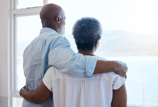 Deux petits pois dans une gousse. Prise de vue d'un couple regardant la vue dans une maison. — Photo