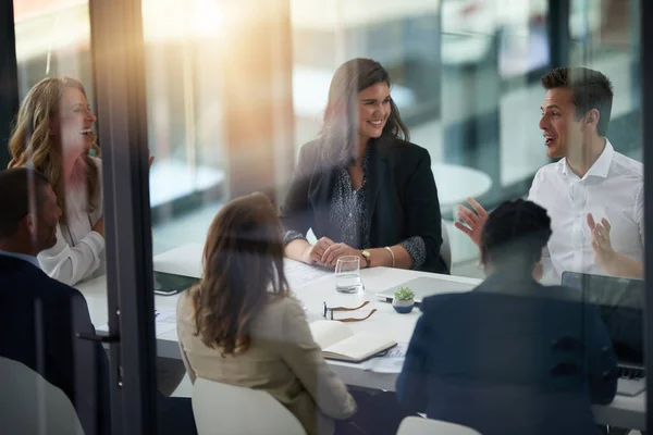 Wir werfen ein paar erfolgreiche Konzepte und Ideen durch die Gegend. Aufnahme einer Gruppe von Geschäftsleuten bei einem Treffen in einem Büro. — Stockfoto