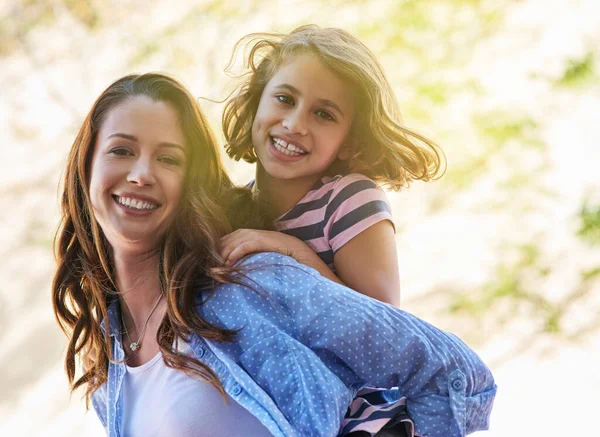 Τα χαρούμενα κορίτσια είναι τα πιο όμορφα. Πυροβόλησε μια μητέρα που έκανε βόλτα την κόρη της.. — Φωτογραφία Αρχείου