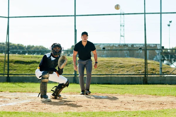 Kom op, ik heb je. Volledige shot van een jonge honkbalspeler wachtend om een bal te vangen tijdens een wedstrijd op het veld. — Stockfoto