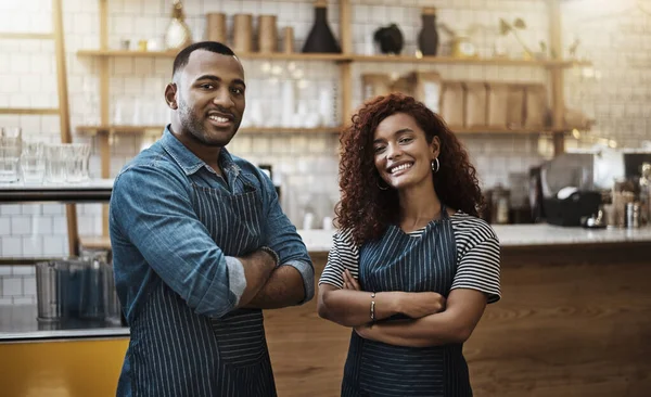 Nous étions prêts à faire un succès de la journée. Portrait de deux jeunes entrepreneurs debout dans leur café. — Photo
