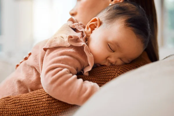 Den här lilla älskar att sova. Skjuten av en bedårande liten flicka sover på sina mödrar armar. — Stockfoto