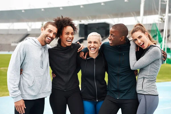 Ми робимо найкращу команду. Обрізаний портрет різноманітної групи спортсменів, що стоять разом і посміхаються після тренування команди на відкритому повітрі . — стокове фото