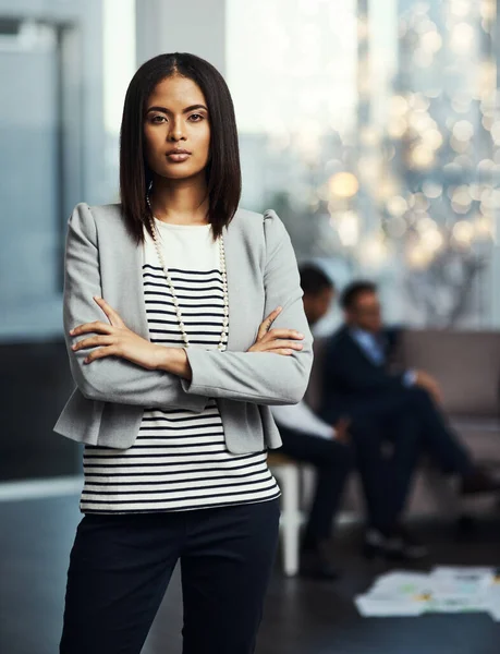 Credeteci per ottenerlo. Ritratto di una donna d'affari in posa nel suo ufficio con le braccia incrociate. — Foto Stock