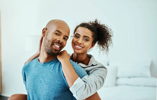 J'étais plus heureux quand j'étais à la maison. Plan recadré d'un jeune couple affectueux dans leur chambre. — Photo