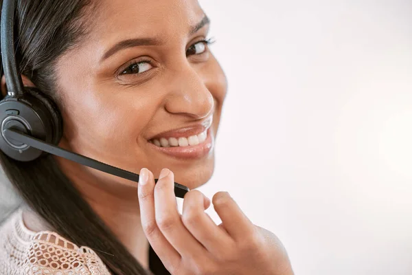 Ik heb je. Gesneden portret van een aantrekkelijke jonge vrouwelijke call center agent dragen van een headset tijdens het werken in het kantoor. — Stockfoto