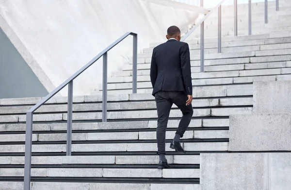 Aproximando-se do sucesso. Tiro de um empresário irreconhecível subindo escadas na cidade. — Fotografia de Stock