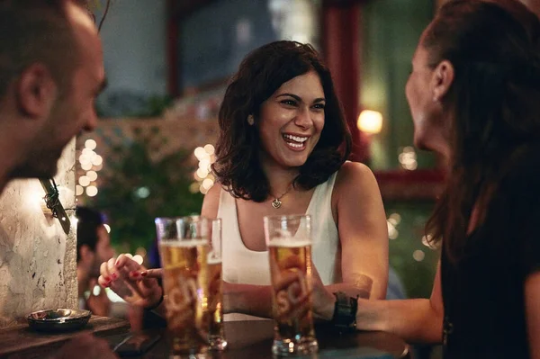 A acalmar com amigos íntimos. Tiro recortado de três amigos tomando cervejas em um bar. — Fotografia de Stock