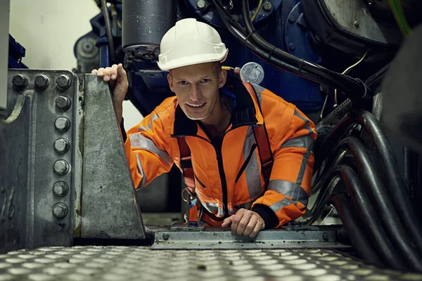 Neste trabalho, você se acostuma a pequenos espaços. Retrato de um jovem engenheiro no trabalho usando equipamento de segurança. — Fotografia de Stock