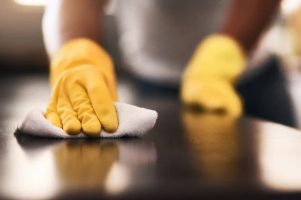 Manter uma casa livre de germes. Tiro cortado de um homem irreconhecível limpando um balcão de cozinha em casa. — Fotografia de Stock