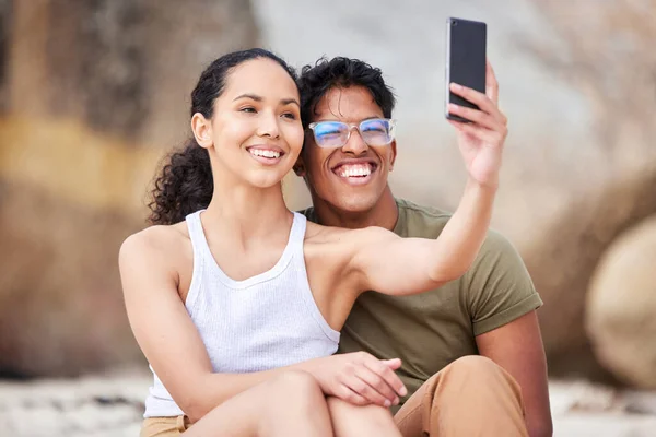 Te apoyaré en cualquier cosa. Fotografía de una joven pareja tomando una selfie en la playa. —  Fotos de Stock