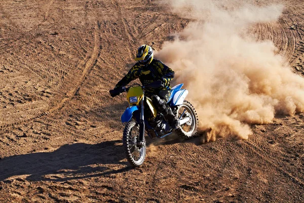 Listo para la aventura de carreras. Tiro de Dirtbike corredores. —  Fotos de Stock