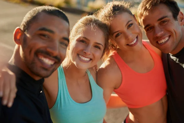 Theyre a group of fitness-minded friends. Portrait of a group of friends out for a run. — Stock Photo, Image