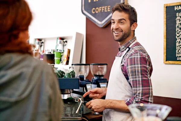 Serviço com sorriso. Tiro de uma jovem mulher pedindo café em um café. — Fotografia de Stock