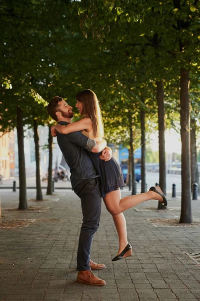 O amor deles é evidente. Tiro de comprimento total de um jovem casal afetuoso beijando enquanto em uma data. — Fotografia de Stock