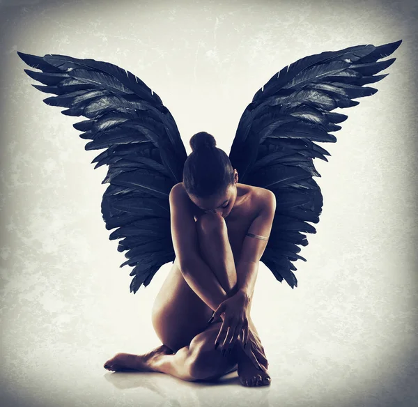 Poise en la quietud. Tiro de mujer desnuda con alas extendidas detrás de su espalda. —  Fotos de Stock