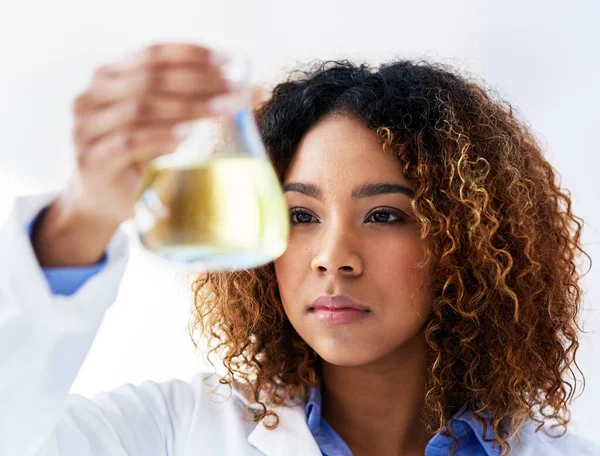 Suche nach einer Lösung. Schnappschuss einer jungen Wissenschaftlerin bei der Durchführung eines Experiments im Labor. — Stockfoto