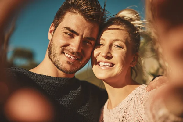 Var dig själv och ni kommer att bli lyckligare tillsammans. Beskuren bild av ett kärleksfullt par tillbringar dagen utomhus. — Stockfoto